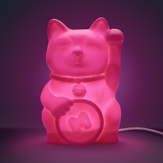 Una lámpara gato en brillante color rosa