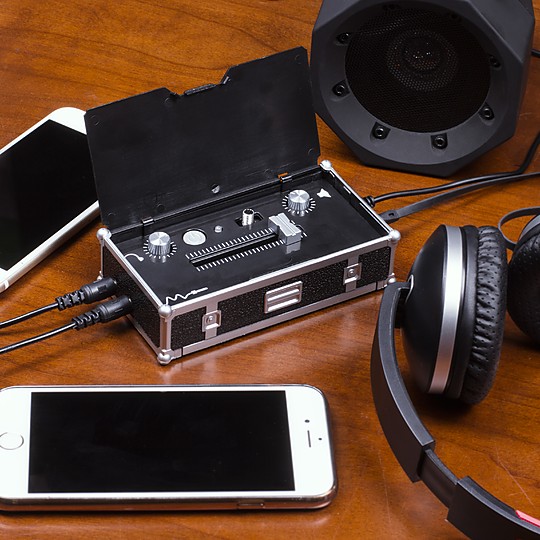 Requiere un altavoz, auriculares y dos dispositivos que reproduzcan música