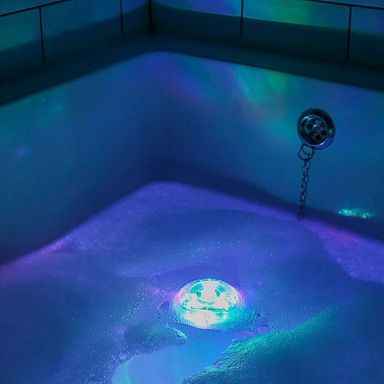 Una luz flotante y relajante para tu bañera