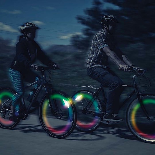 Una luz para rueda de bicicleta muy visible