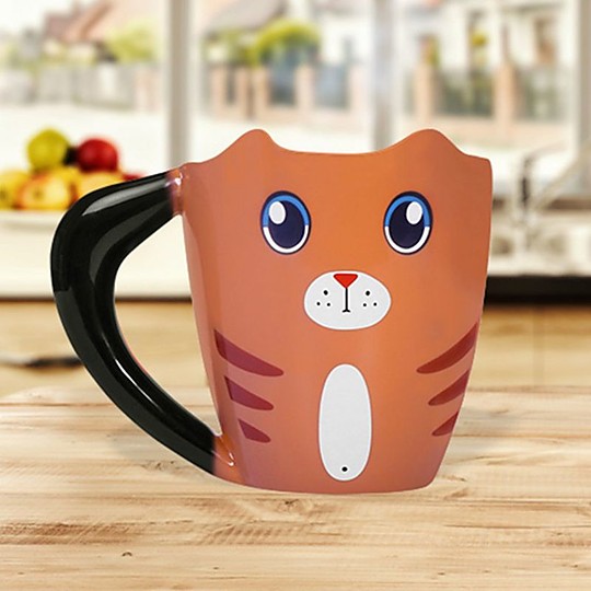 Esta taza se transforma en un gatito naranja al servir el café