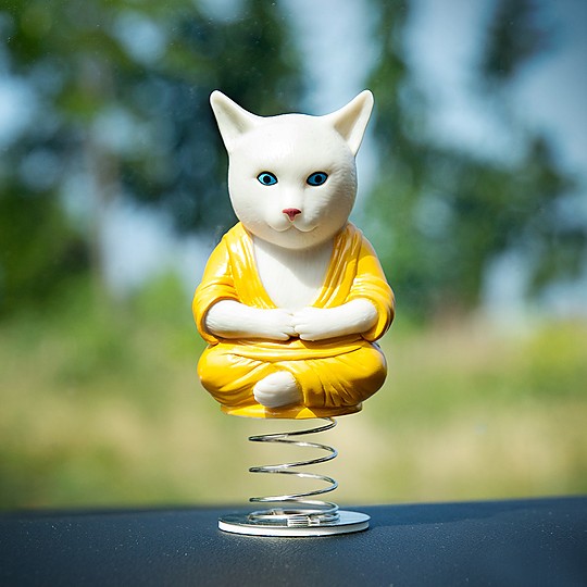 El gato budista llevará la paz a tu coche