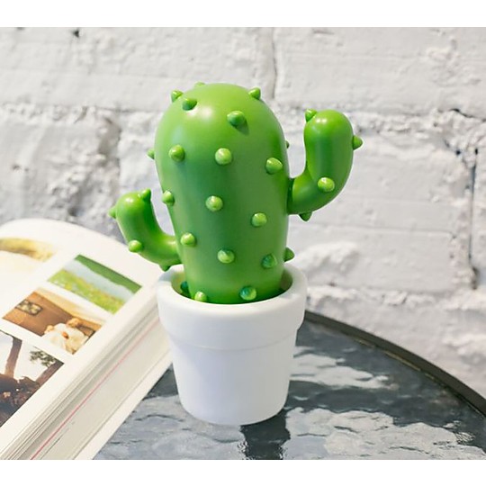 Una bonita lámpara cactus que cambia de color