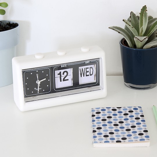 El reloj despertador retro con calendario flip