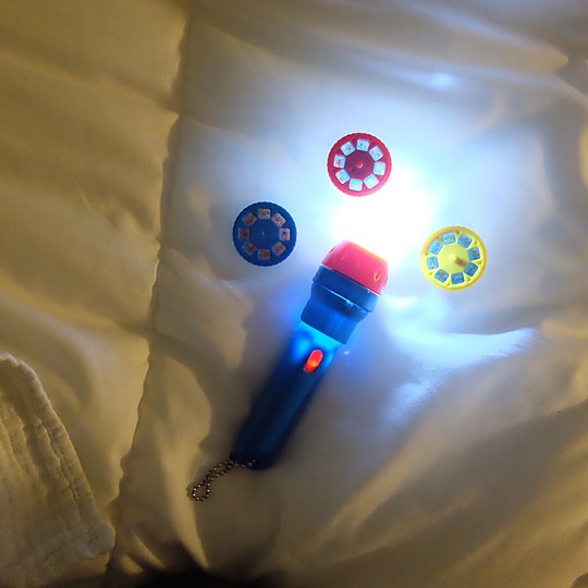 Una linterna proyector que cuenta historias a los niños