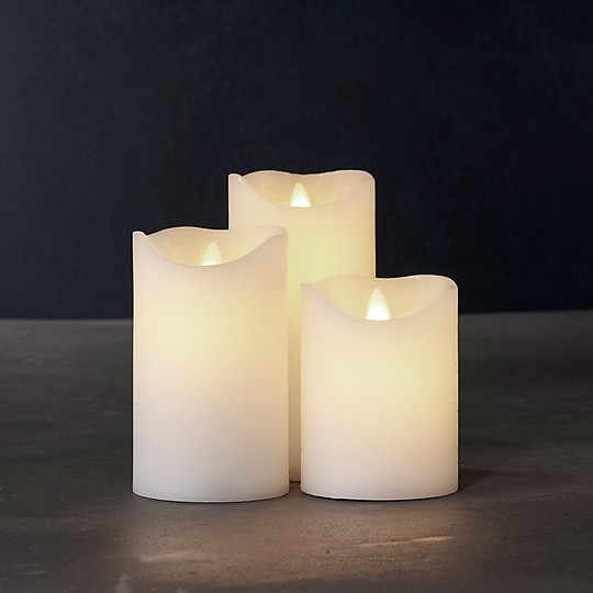 Tres velas LED con iluminación cálida