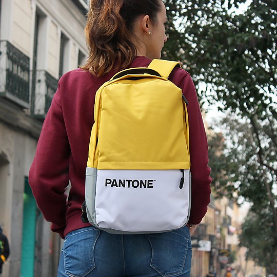Marca estilo con la mochila Pantone