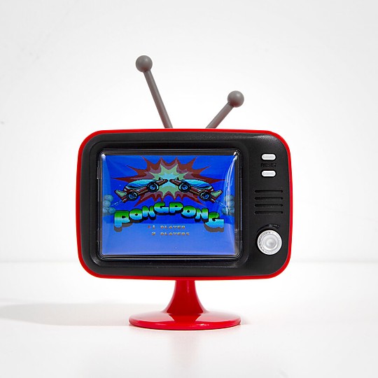 Diseño en forma de mini televisor retro