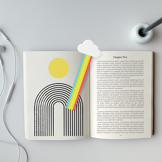 Dale un toque de color a tus libros con este marcapáginas arcoiris