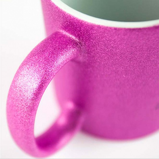 Fabricada en cerámica con acabado de purpurina rosa