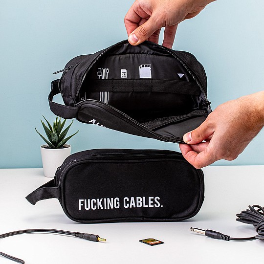 Con dos bolsillos para guardar de forma ordenada todos los cables