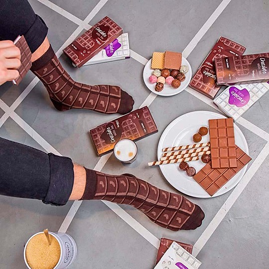 Unos calcetines muy originales con la forma de una tableta de chocolate