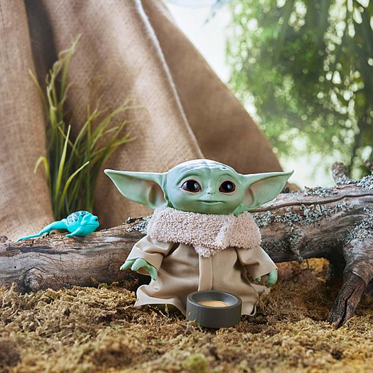 El peluche de The Mandalorian Baby Yoda viene con dos accesorios inspirados en la serie