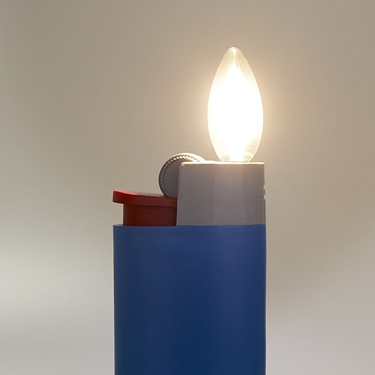 La bombilla simula la mecha encendida y va incluida con la lámpara