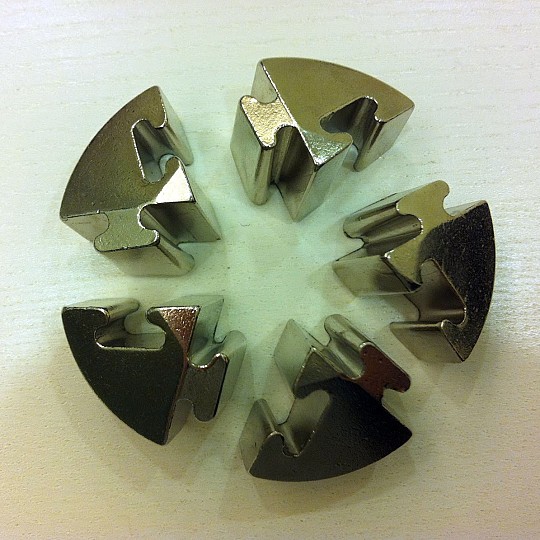 5 fichas de metal en forma de piezas de puzzle