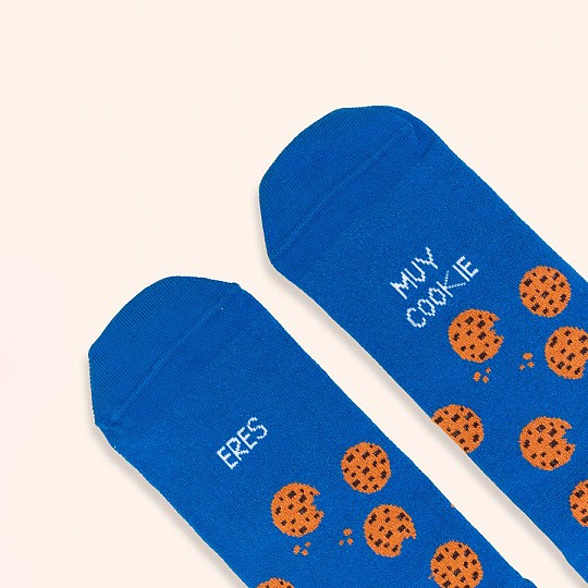 Unos calcetines azules con galletas con pepitas de chocolate estampadas