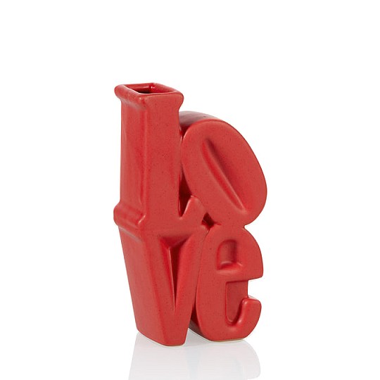 Un jarrón muy decorativo con la forma de la palabra Love