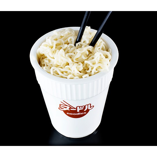 La taza de cerámica para noodles evitará que te quemes las manos.