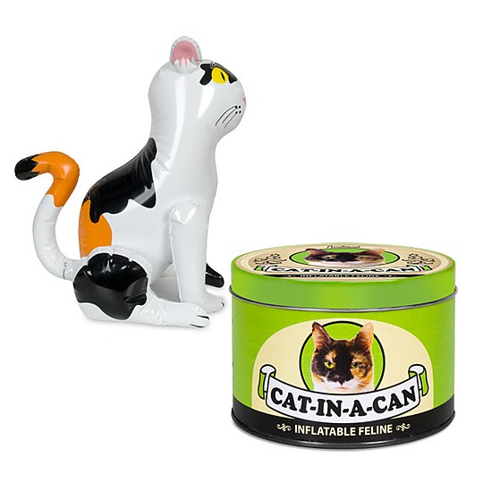 El gato hinchable viene sin inflar en una lata.