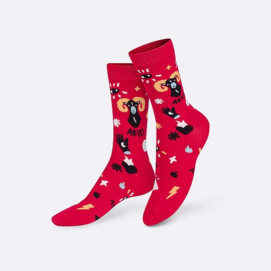 Los calcetines de Aries son de color rojo