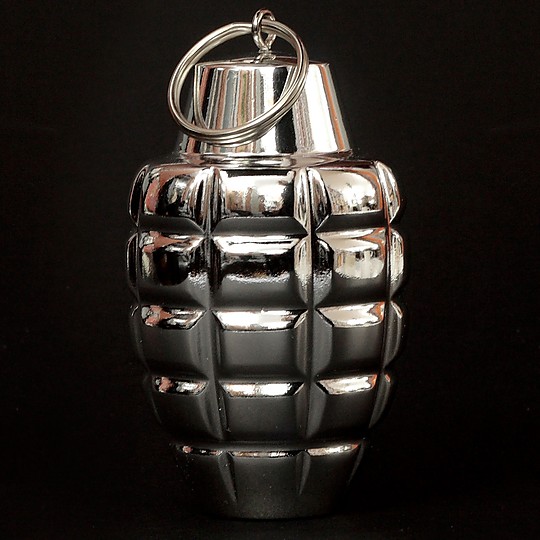 Adornos navideños con forma de granada de mano.