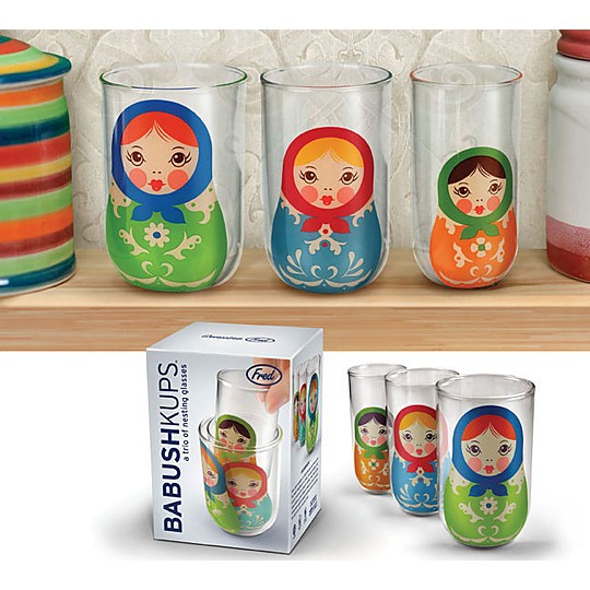 Tres vasos de cristal con dibujos de las populares muñecas rusas.