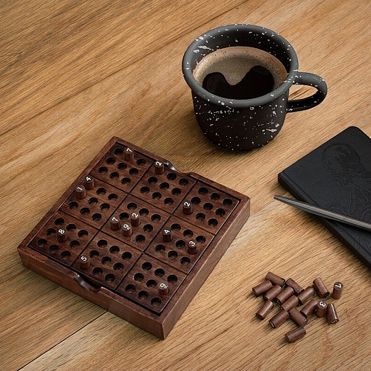 Un juego de sudoku fabricado en madera