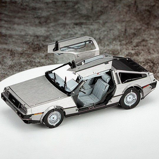Un kit para construir el DeLorean de Regreso al Futuro