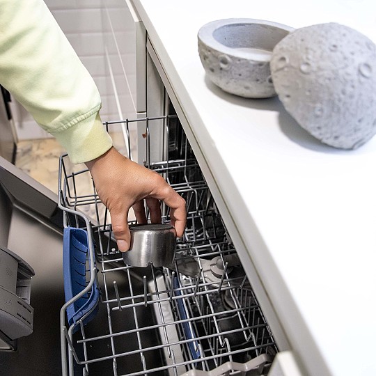 La bandeja se puede lavar a mano o en el lavavajillas