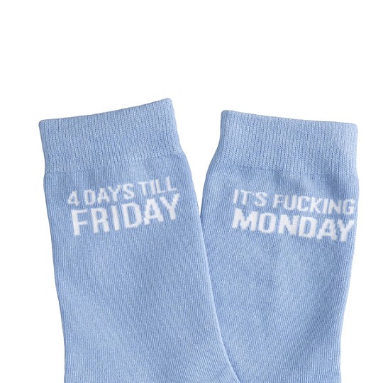 Los calcetines para el lunes son de color azul