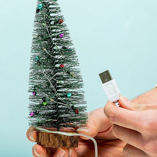 Podrás decorar el mini árbol con luces de colores LED