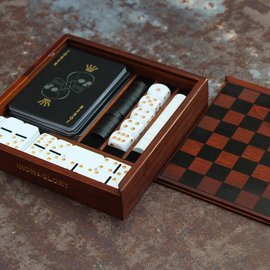 Cuatro juegos de mesa clásicos en una elegante caja de madera
