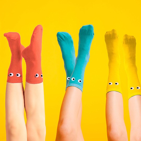 Cinco calcetines de llamativos colores