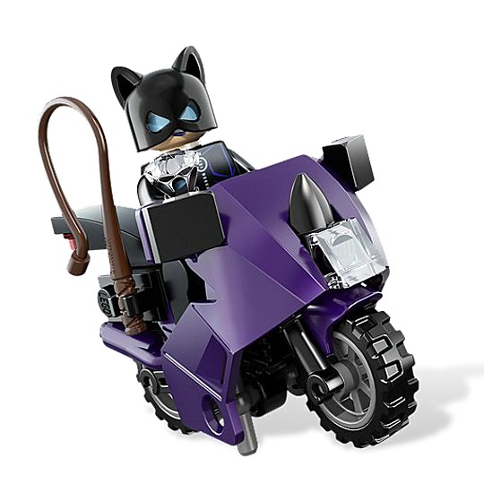 La moto de Catwoman combina con su look
