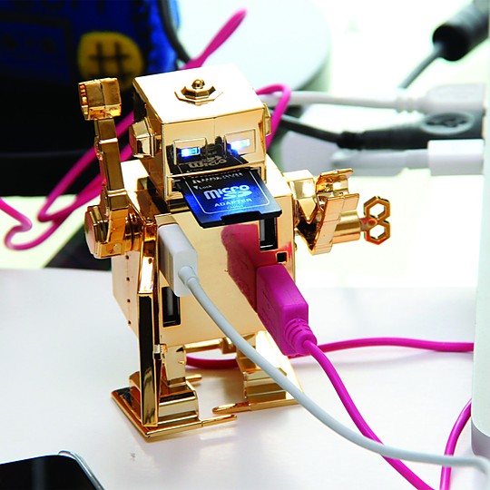 Un lector de tarjetas SD robótico