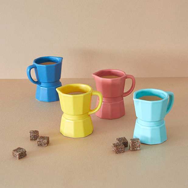 Set de tazas de café con forma de cafetera . Curiosite