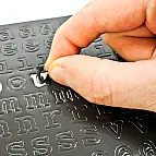 Las letras están troqueladas en dos planchas