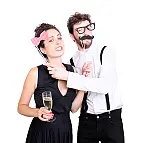 Un kit con accesorios para fotos muy divertidas