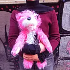 ¿Cómo no querer a este oso de peluche mutilado?