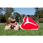 La diseñadora Lauren Venell con uno de sus cojines