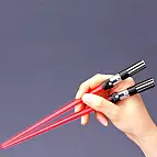 La luz es roja, como corresponde al sable de luz de Darth Vader