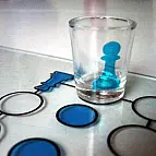 Incluye 16 vasos de chupito