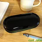Es de metal lacado en negro