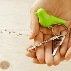 Incluye dos llaveros con forma de pajarito...