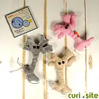 Tarrina con tres mini peluches de neuronas