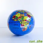 Un globo terráqueo hinchable en tamaño pequeño