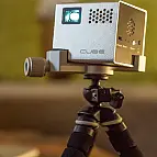 Incluye un trípode y la montura