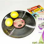 Es de melamina y mide 30,5 cm de diámetro