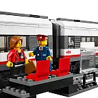 Incluye tres minifiguras: un maquinista, un viajero y un ciclista