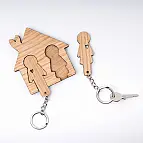 ... un colgador con dos llaveros de madera muy romántico